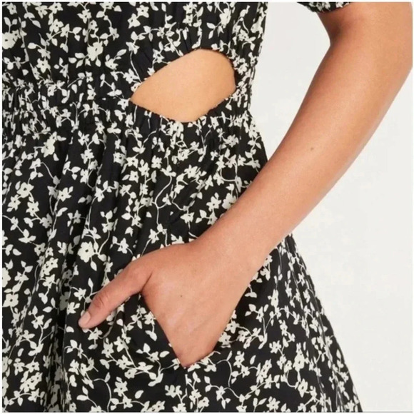 Old Navy Black and White Floral Poplin Dress - Picture 4 of 10